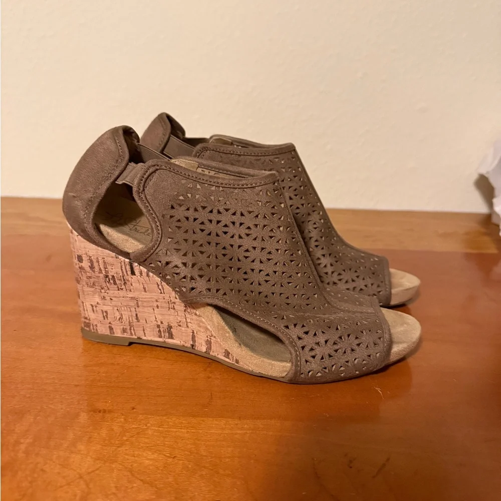 Life‎ stride Elegant Brown Peep-Toe wedges